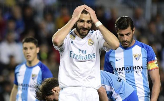 Karim Benzema se lamenta durante el partido ante el Málaga. 