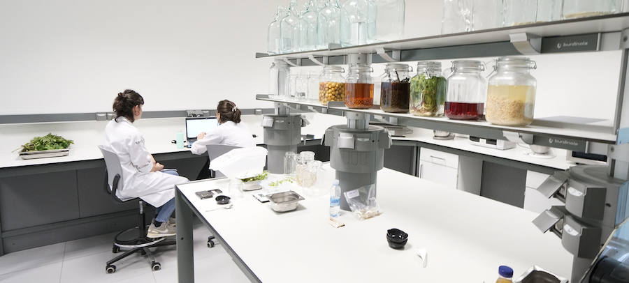 La investigación para la salud y la sostenibilidad, la innovación o el emprendizaje son ya parte integral de la gastronomía, tanto que el Basque Culinary Center ha pasado a integrar la Red Vasca de Ciencia, Tenología e Innovación.