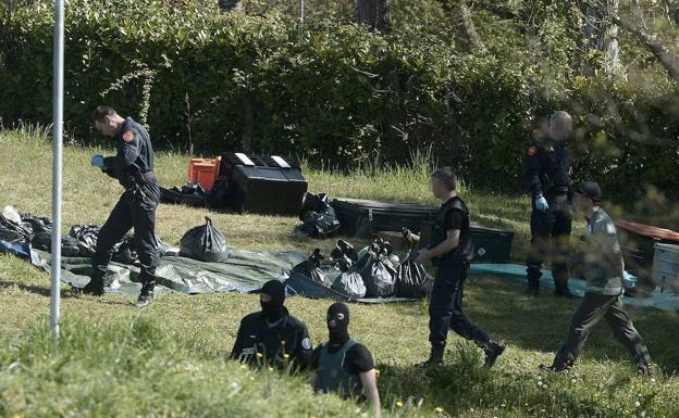 Gendarmes requisan las armas de un zulo durante la entrega de armas de ETA del pasado año. 