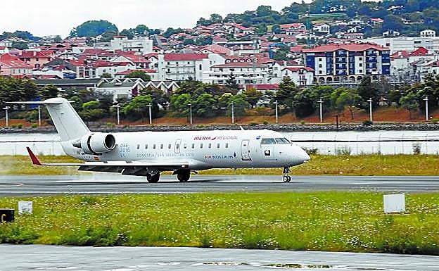 Un avión modelo CRJ200, de la ruta a Palma de Mallorca, aterriza en el aeropuerto de Hondarribia en verano de 2016.