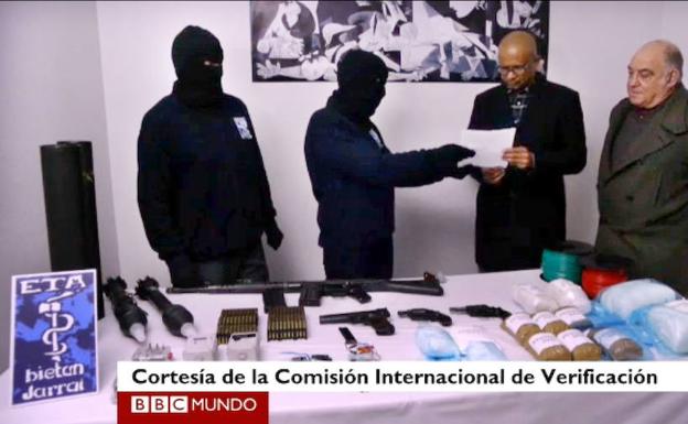 Miembros de ETA presentan a Ram Manikkalingam y Ronnie Kasrils las armas del pequeño arsenal inutilizadas por la banda terrorista en febrero de 2014.