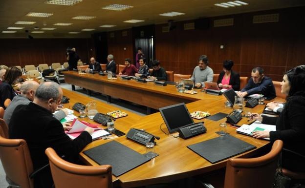 Una reunión de la ponencia de autogobierno del Parlamento Vasco