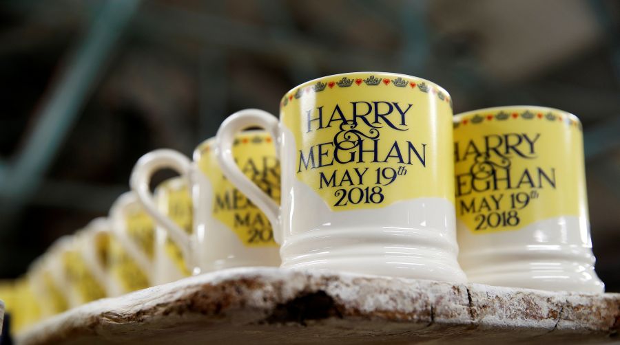 Las empresas de sourvenirs están a pleno rendimiento para tener listos una infinidad de objetos de recuerdo de la boda entre el príncipe Harry, nieto de la reina Isabel II, y su prometida, la estadounidense Meghan Markle, que se casarán el próximo 19 de mayo.
