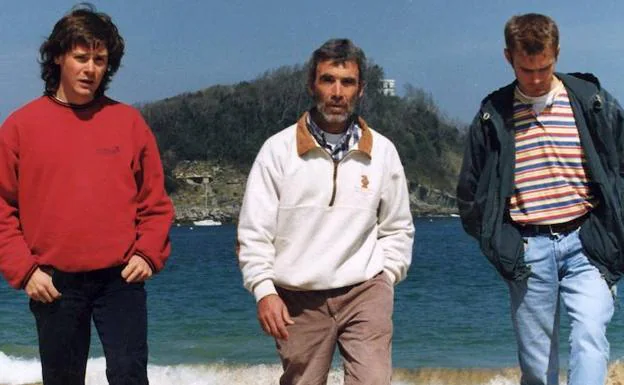 Mari Abrego junto a los hermanos Alberto y Félix Iñurrategi en vísperas de su expedición al Dhaulagiri, en 1998. 