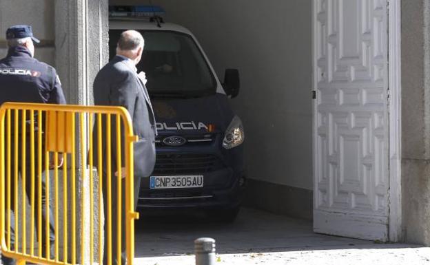 Un furgón policial traslada a Jordi Sánchez tras declarar en el Supremo. 