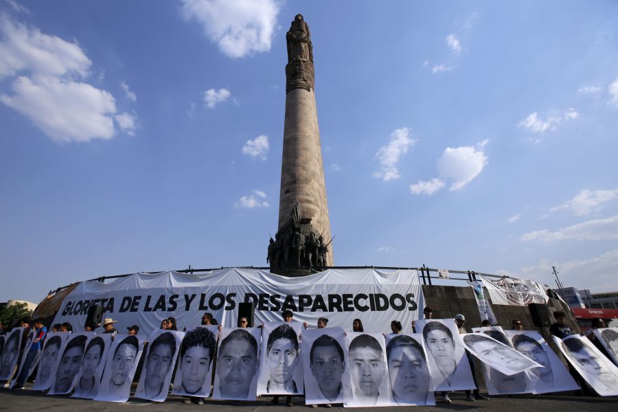 Amigos y familiares de los tres jóvenes estudiantes de la Universidad de Jalisco desaparecidos el pasado 19 de marzo participan en una manifestación en protesta por la falta de información.