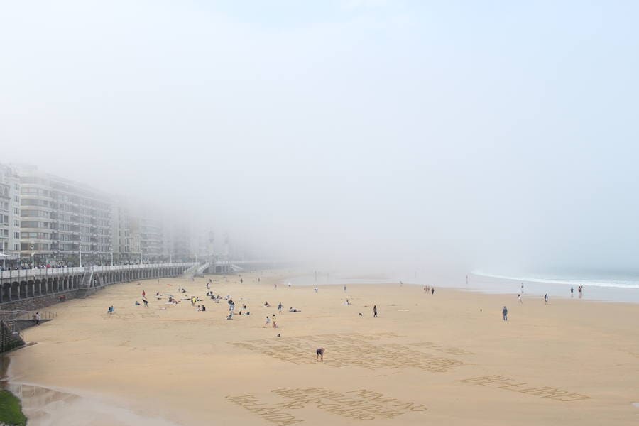 La densa niebla que ha aparecido esta mañana ha dejado espectaculares imágenes de la ciudad de San Sebastián