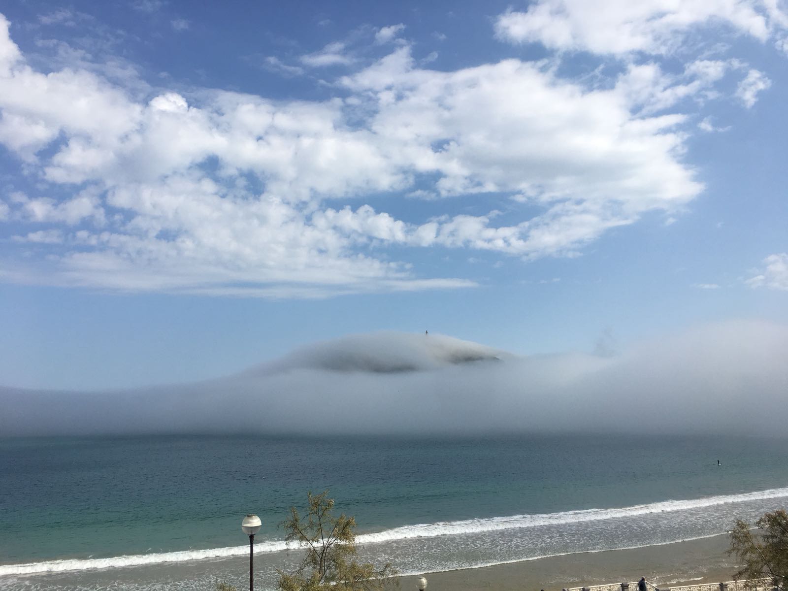 La densa niebla que ha aparecido esta mañana ha dejado espectaculares imágenes de la ciudad de San Sebastián