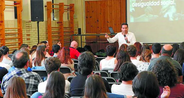 Imanol Lasa, con alumnos y profesores de varios centros de la comarca. 
