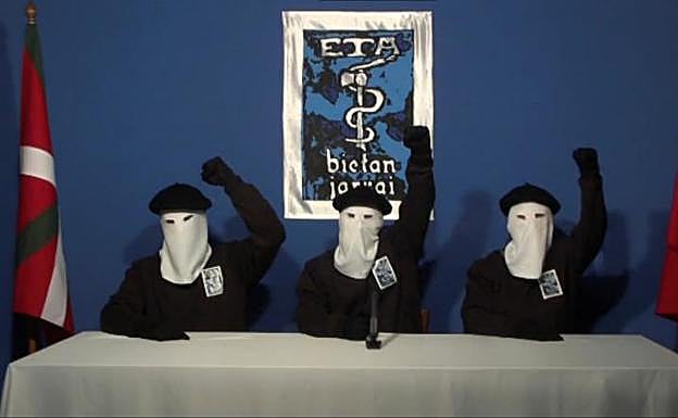Tres miembros de ETA tras la lectura de un comunicado de la banda. 