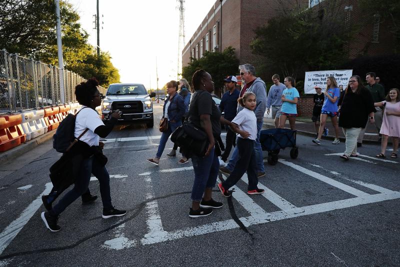 Las calles, aceras y muros se llenan de mensajes contra el racismo. Los vecinos de Newman, en Georgia, Estados Unidos, reivindican por toda la ciudad mensajes en contra del Rally que ha organizado el movimiento Nacional Socialista, uno de los grupo Neo-nazis de Estados Unidos. 