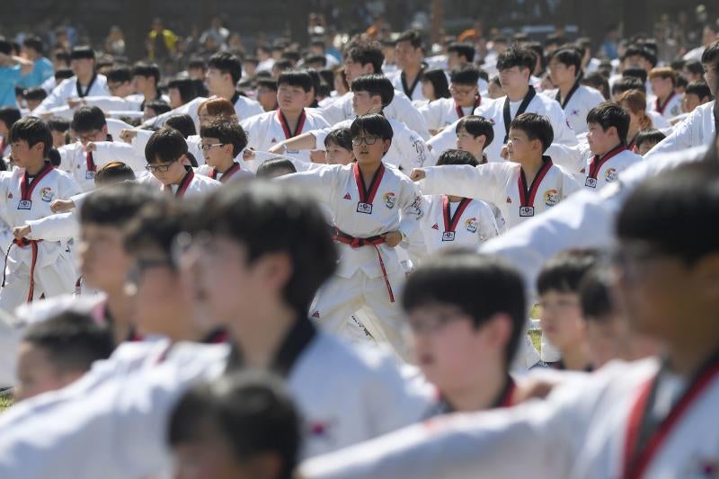 Diez mil deportistas de Taekwondo participan en una exhibición, delante del edificio de la Asamblea Nacional de Corea del Sur, en Seúl, para celebrar la declaración de este arte marcial como deporte oficial patrocinado por el Estado y para intentar marcar un nuevo récord Guinness de participantes. 
