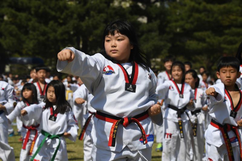 Diez mil deportistas de Taekwondo participan en una exhibición, delante del edificio de la Asamblea Nacional de Corea del Sur, en Seúl, para celebrar la declaración de este arte marcial como deporte oficial patrocinado por el Estado y para intentar marcar un nuevo récord Guinness de participantes. 