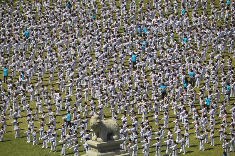 Diez mil deportistas de Taekwondo participan en una exhibición, delante del edificio de la Asamblea Nacional de Corea del Sur, en Seúl, para celebrar la declaración de este arte marcial como deporte oficial patrocinado por el Estado y para intentar marcar un nuevo récord Guinness de participantes. 