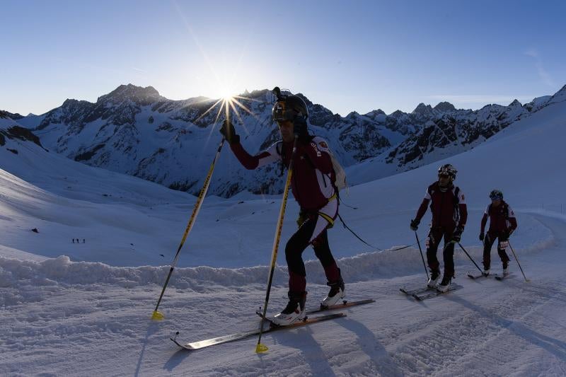 La carrera 'Patrulla de los Glaciares' (' Glacier Patrol race'), en las cercanías de Arolla, Suiza, recorre la frontera montañosa entre Suiza e Italia, desde Zermatt a Verbier. Organizada por la armada suiza, los competidores corren 53 kilómetros, ascendiendo 3.994 metros y descendiendo 4.090 metros, durante tres días de competición.