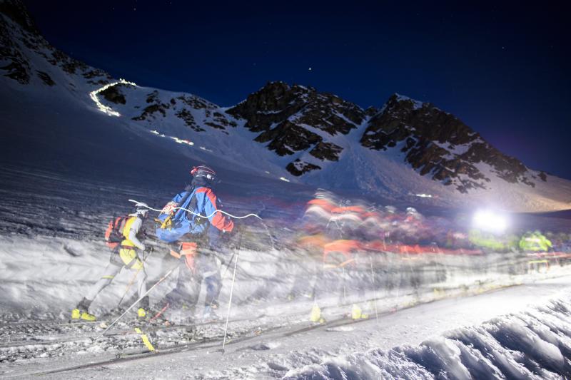 La carrera 'Patrulla de los Glaciares' (' Glacier Patrol race'), en las cercanías de Arolla, Suiza, recorre la frontera montañosa entre Suiza e Italia, desde Zermatt a Verbier. Organizada por la armada suiza, los competidores corren 53 kilómetros, ascendiendo 3.994 metros y descendiendo 4.090 metros, durante tres días de competición.