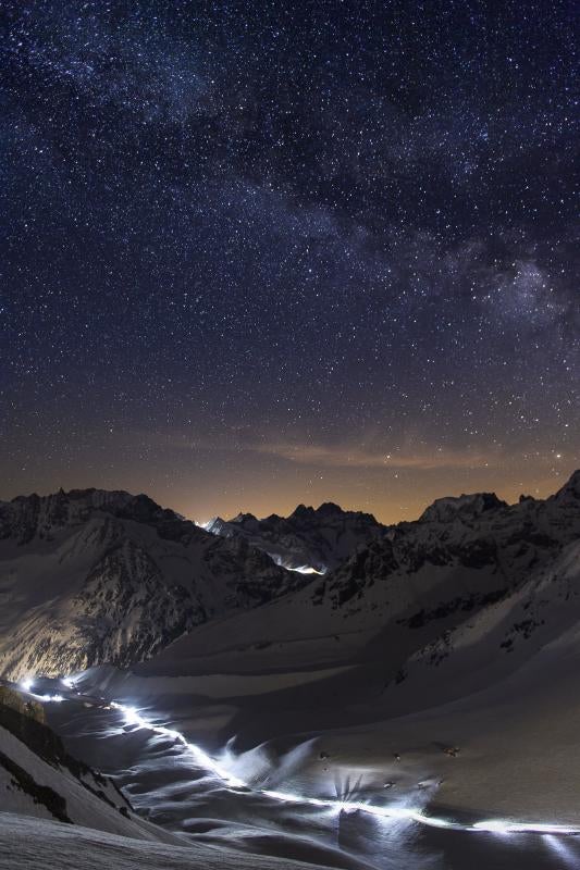 La carrera 'Patrulla de los Glaciares' (' Glacier Patrol race'), en las cercanías de Arolla, Suiza, recorre la frontera montañosa entre Suiza e Italia, desde Zermatt a Verbier. Organizada por la armada suiza, los competidores corren 53 kilómetros, ascendiendo 3.994 metros y descendiendo 4.090 metros, durante tres días de competición.