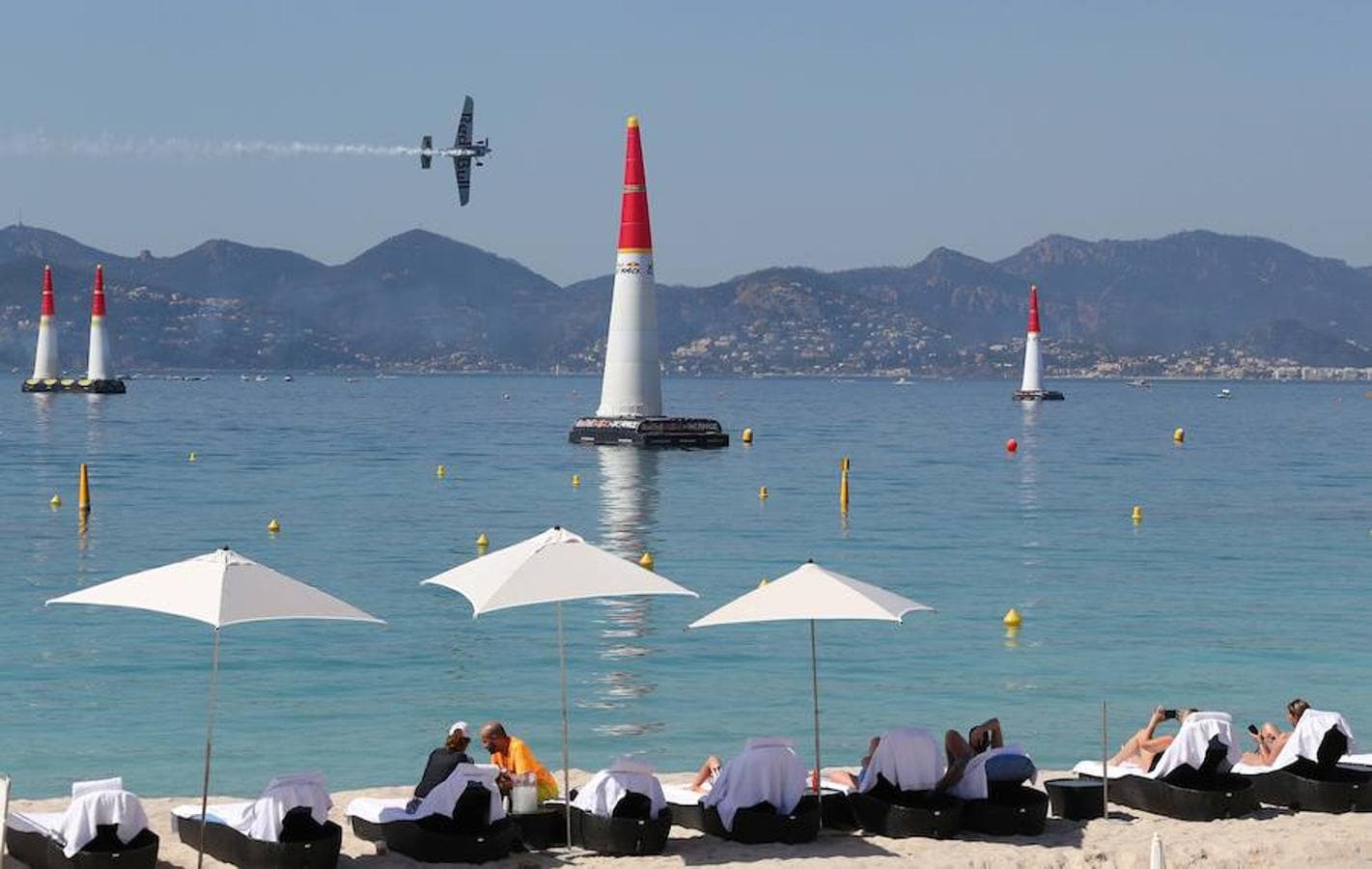 El cielo de la localidad francesa ha sido el elegido por la marca Red Bull para acoger la competición mundial de acrobacias aéreas 