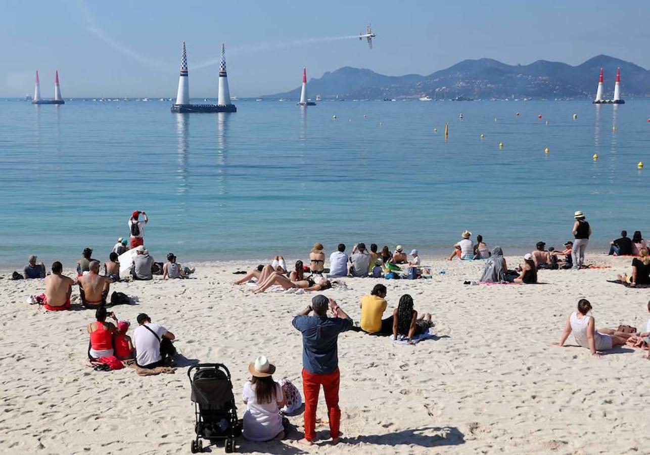 El cielo de la localidad francesa ha sido el elegido por la marca Red Bull para acoger la competición mundial de acrobacias aéreas 