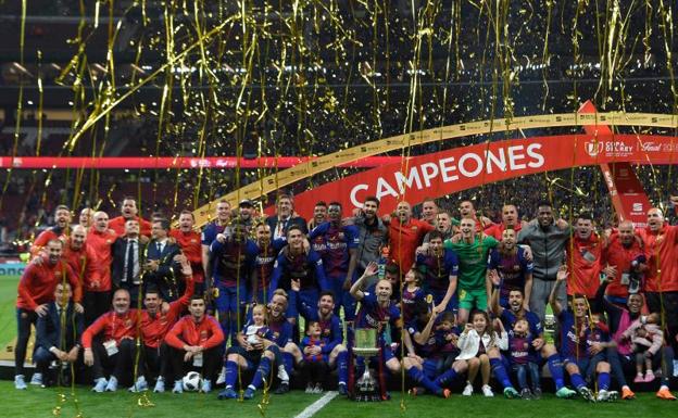 La plantilla del Barça celebra la consecución del título. 