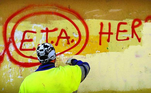 Recta final. Un trabajador limpia una pintada alusiva a ETA en Gernika. 