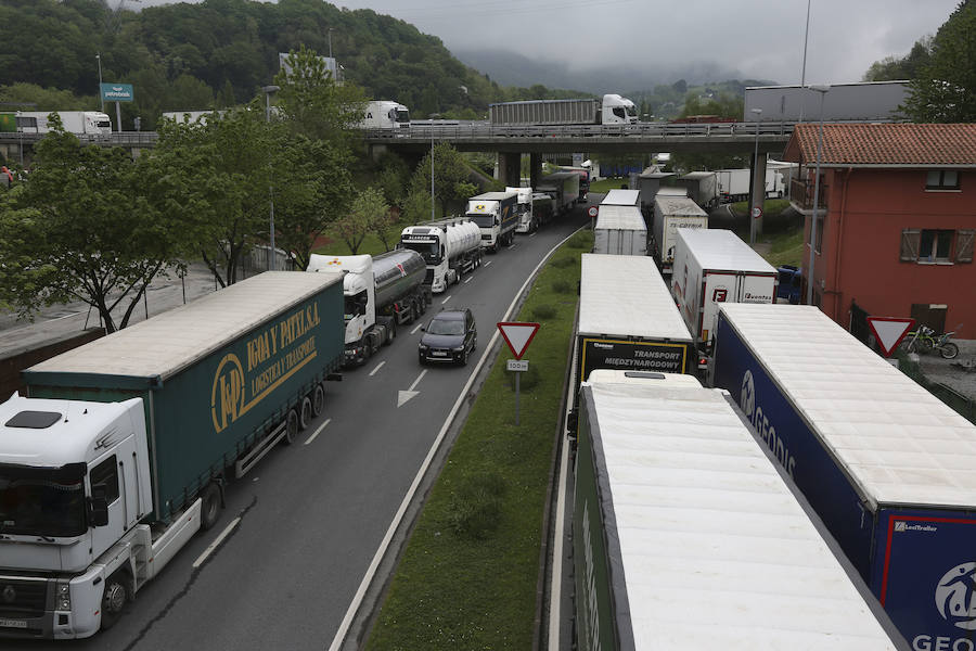 Una protesta laboral llevada a cabo por los ferroviarios franceses en Hendaya ha provocado un importante colapso circulatorio tanto en la Ap-8 hacia el peaje de Biriatou como en las carreteras comarcales hacia Irun