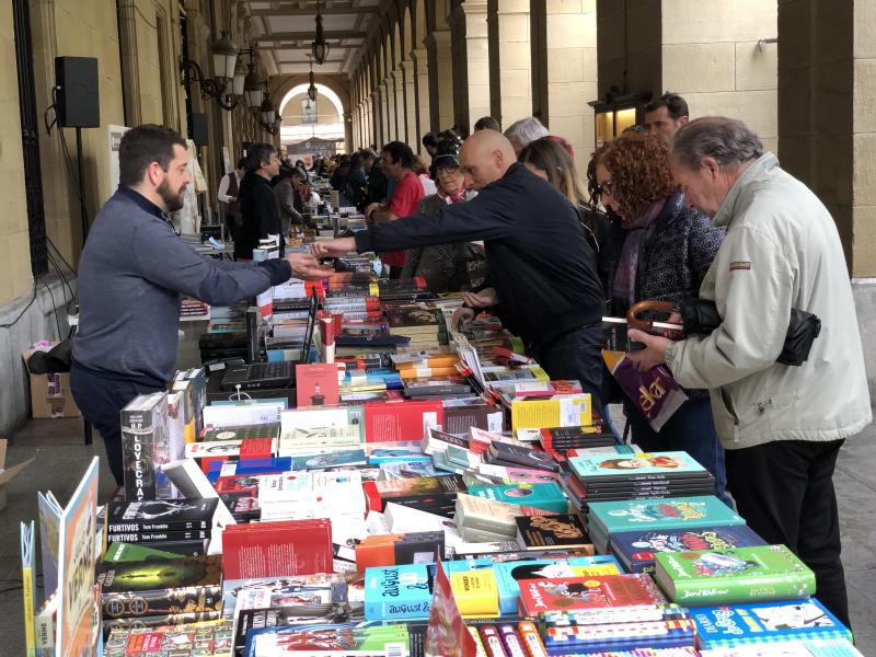 Fotos: Las librerias se trasladan a la plaza Gipuzkoa