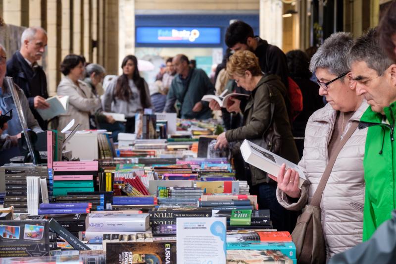 Fotos: Las librerias se trasladan a la plaza Gipuzkoa