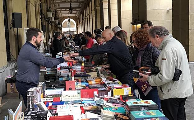 Imagen principal - Libros al aire libre en la Plaza Gipuzkoa