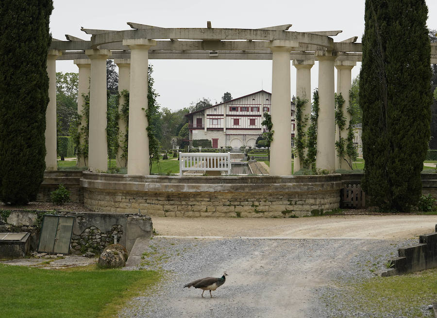 El palacete de Villa Arnaga, en Kanbo fue el resultado de un sueño hecho realidad, el del retiro vasco de Edmon Rostand, autor de la célebre 'Cyrano de Bergerac'. Se trata de un lugar emblemático: el palacete de estilo neo vasco que mandó construir por Rostand en 1903, tres años después de establecerse en esta localidad termal para tratarse la pleuresía que padecía.