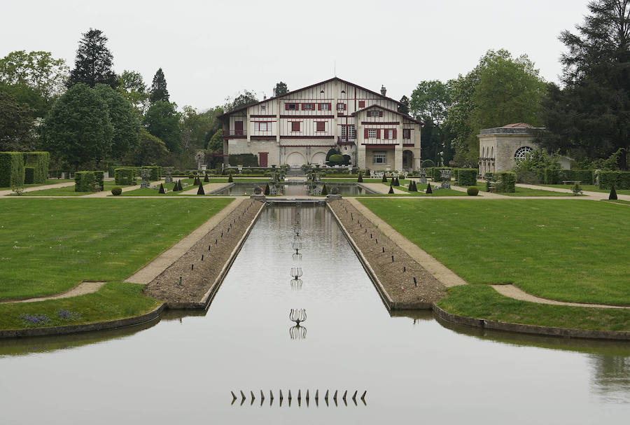 El palacete de Villa Arnaga, en Kanbo fue el resultado de un sueño hecho realidad, el del retiro vasco de Edmon Rostand, autor de la célebre 'Cyrano de Bergerac'. Se trata de un lugar emblemático: el palacete de estilo neo vasco que mandó construir por Rostand en 1903, tres años después de establecerse en esta localidad termal para tratarse la pleuresía que padecía.