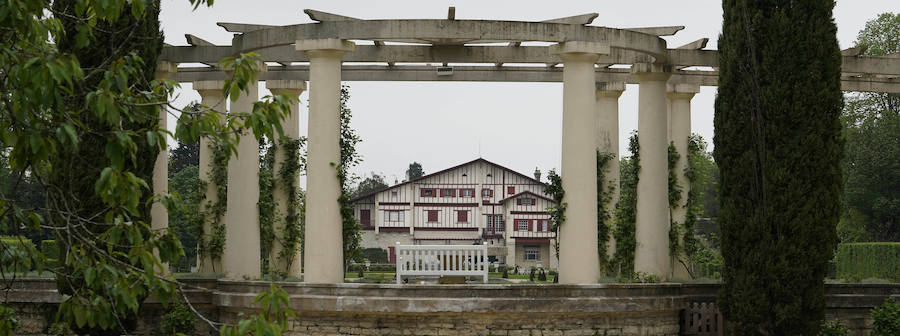 El palacete de Villa Arnaga, en Kanbo fue el resultado de un sueño hecho realidad, el del retiro vasco de Edmon Rostand, autor de la célebre 'Cyrano de Bergerac'. Se trata de un lugar emblemático: el palacete de estilo neo vasco que mandó construir por Rostand en 1903, tres años después de establecerse en esta localidad termal para tratarse la pleuresía que padecía.