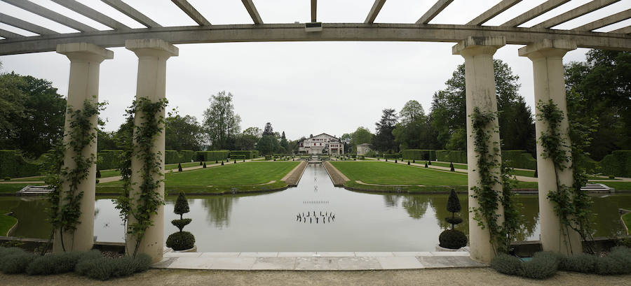 El palacete de Villa Arnaga, en Kanbo fue el resultado de un sueño hecho realidad, el del retiro vasco de Edmon Rostand, autor de la célebre 'Cyrano de Bergerac'. Se trata de un lugar emblemático: el palacete de estilo neo vasco que mandó construir por Rostand en 1903, tres años después de establecerse en esta localidad termal para tratarse la pleuresía que padecía.