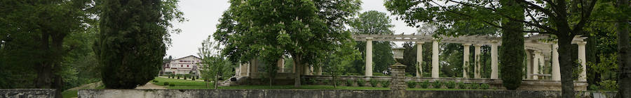 El palacete de Villa Arnaga, en Kanbo fue el resultado de un sueño hecho realidad, el del retiro vasco de Edmon Rostand, autor de la célebre 'Cyrano de Bergerac'. Se trata de un lugar emblemático: el palacete de estilo neo vasco que mandó construir por Rostand en 1903, tres años después de establecerse en esta localidad termal para tratarse la pleuresía que padecía.