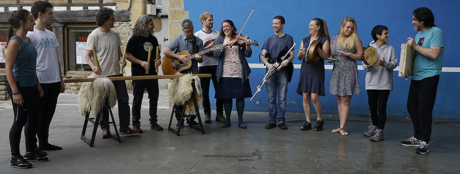 Tosta Banda, que reúne músicos de regiones europeas con lenguas minoritarias, presentará su disco en Euskadi y Navarra. El sábado 28 de abril actuará en el Kursaal donostiarra 