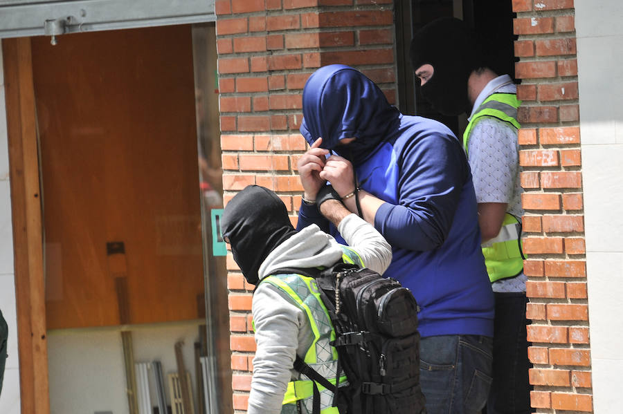 Agentes del Servicio de Información de la Guardia Civil han detenido hoy en Andoain a un hombre de 24 años, nacido en Alhucemas (Marruecos) y residente en España, por su relación con las estructuras propagandísticas del grupo terrorista Daesh.