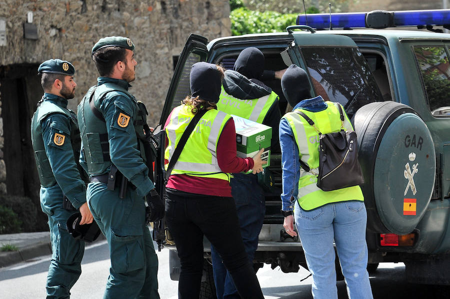 Agentes del Servicio de Información de la Guardia Civil han detenido hoy en Andoain a un hombre de 24 años, nacido en Alhucemas (Marruecos) y residente en España, por su relación con las estructuras propagandísticas del grupo terrorista Daesh.