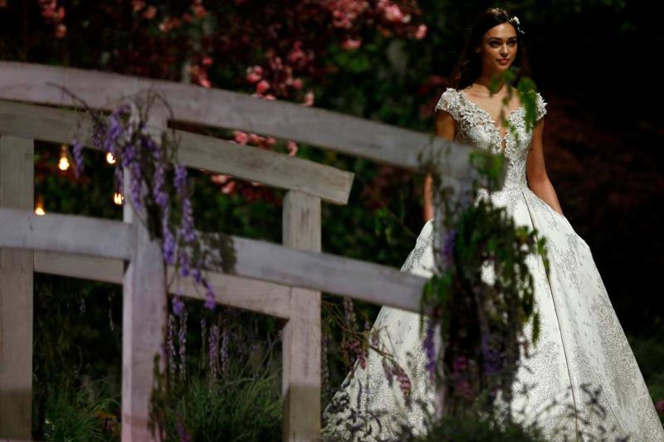 Ponovias ha sido la encragada de inaugurar la Barcelona Bridal Fashion Week en el Pabellón Italiano de Montjuïc con sus nuevas propuestas de su colección Atelier 2019, inspirada en el florecimiento de los grandes momentos, en una cita que contará con más de 1.500 invitados.