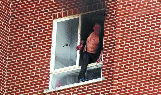 Javier R. sale por la ventana antes de lanzarse al vacío el pasado viernes. 