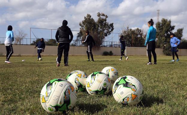 Un grupo de mujeres jugando al fútbol en Trípoli. 