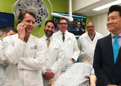 Imagen secundaria 1 - Un dibujo del primer trasplante de pene y escroto realizado por la Facultad de Medicina de la Universidad Johns Hopkins. El equipo médico y Wei-Ping Andrew Lee