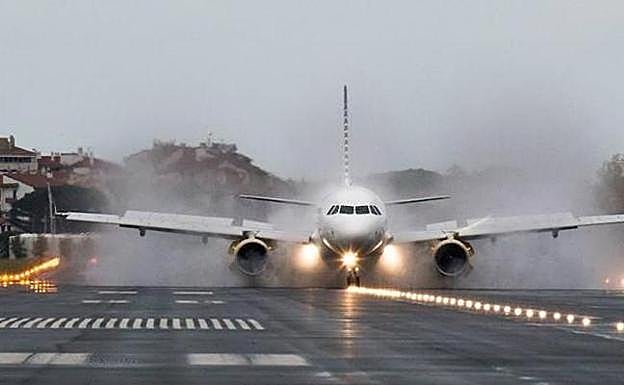 Avión de Vueling en aeropuerto de Hondarribia