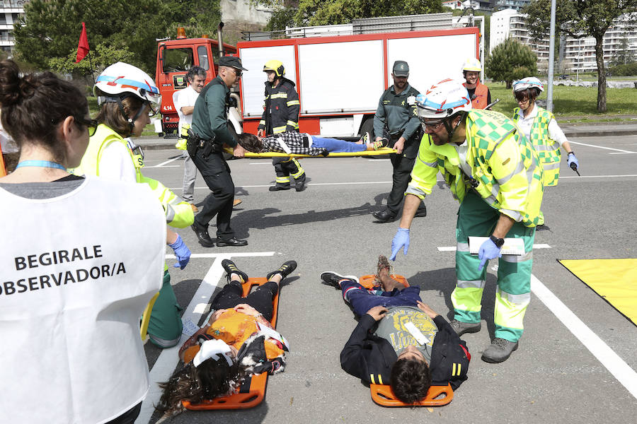 Aena ha llevado a cabo este martes un simulacro de accidente aéreo en el aeropuerto de Hondarribia. Se ha realizado con un avión con capacidad para 8 a 13 personas y de 15,6 metros de longitud que ha simulado caer contra el suelo en este parking cercano al recinto aeroportuario.