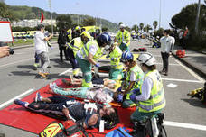 Aena ha llevado a cabo este martes un simulacro de accidente aéreo en el aeropuerto de Hondarribia. Se ha realizado con un avión con capacidad para 8 a 13 personas y de 15,6 metros de longitud que ha simulado caer contra el suelo en este parking cercano al recinto aeroportuario.