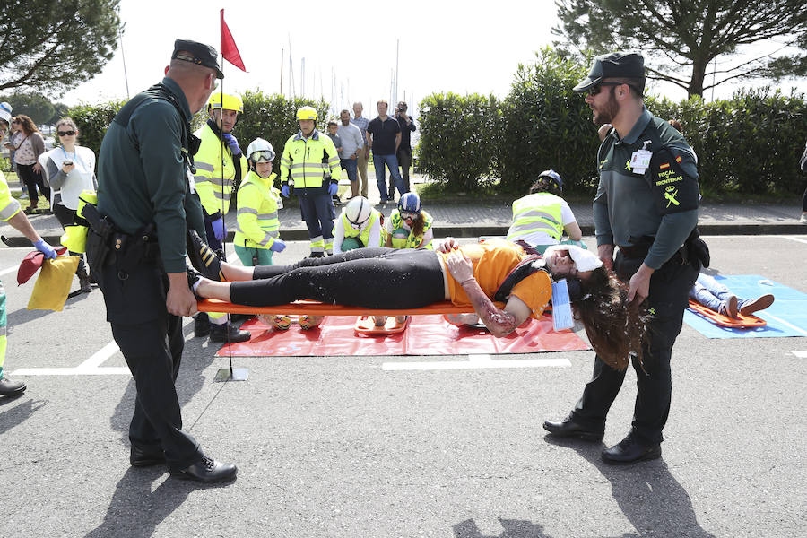 Aena ha llevado a cabo este martes un simulacro de accidente aéreo en el aeropuerto de Hondarribia. Se ha realizado con un avión con capacidad para 8 a 13 personas y de 15,6 metros de longitud que ha simulado caer contra el suelo en este parking cercano al recinto aeroportuario.