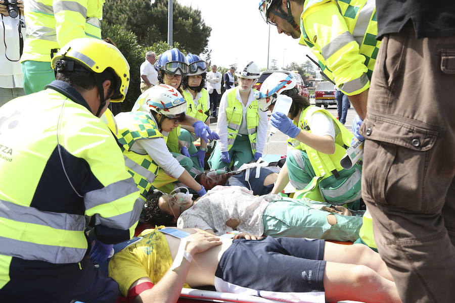 Aena ha llevado a cabo este martes un simulacro de accidente aéreo en el aeropuerto de Hondarribia. Se ha realizado con un avión con capacidad para 8 a 13 personas y de 15,6 metros de longitud que ha simulado caer contra el suelo en este parking cercano al recinto aeroportuario.