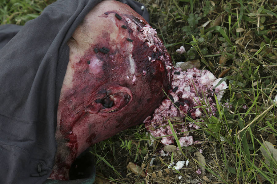 Aena ha llevado a cabo este martes un simulacro de accidente aéreo en el aeropuerto de Hondarribia. Se ha realizado con un avión con capacidad para 8 a 13 personas y de 15,6 metros de longitud que ha simulado caer contra el suelo en este parking cercano al recinto aeroportuario.