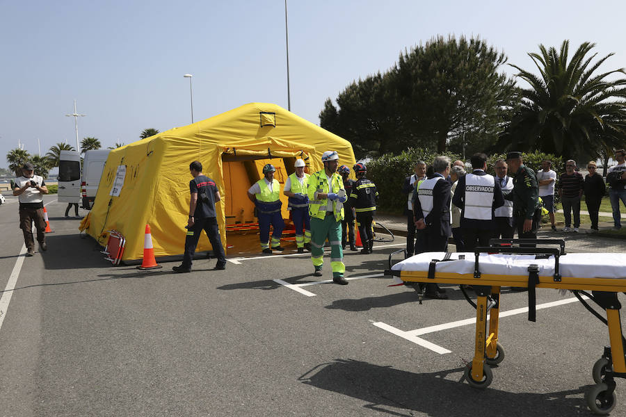 Aena ha llevado a cabo este martes un simulacro de accidente aéreo en el aeropuerto de Hondarribia. Se ha realizado con un avión con capacidad para 8 a 13 personas y de 15,6 metros de longitud que ha simulado caer contra el suelo en este parking cercano al recinto aeroportuario.