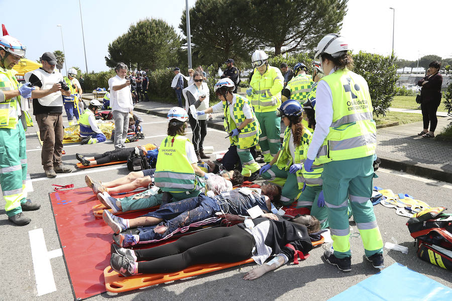 Aena ha llevado a cabo este martes un simulacro de accidente aéreo en el aeropuerto de Hondarribia. Se ha realizado con un avión con capacidad para 8 a 13 personas y de 15,6 metros de longitud que ha simulado caer contra el suelo en este parking cercano al recinto aeroportuario.
