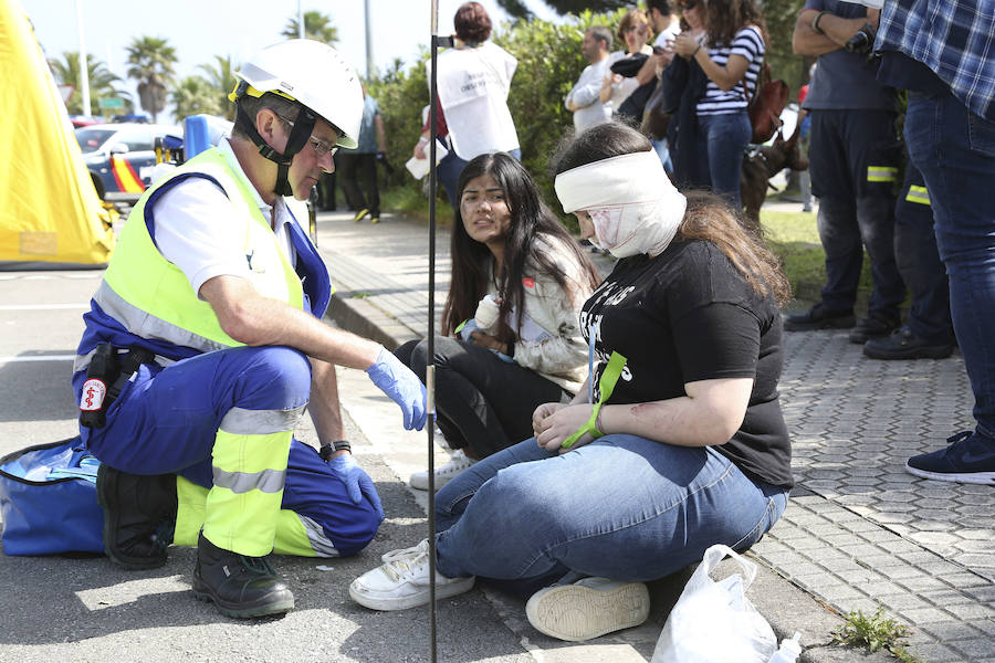 Aena ha llevado a cabo este martes un simulacro de accidente aéreo en el aeropuerto de Hondarribia. Se ha realizado con un avión con capacidad para 8 a 13 personas y de 15,6 metros de longitud que ha simulado caer contra el suelo en este parking cercano al recinto aeroportuario.